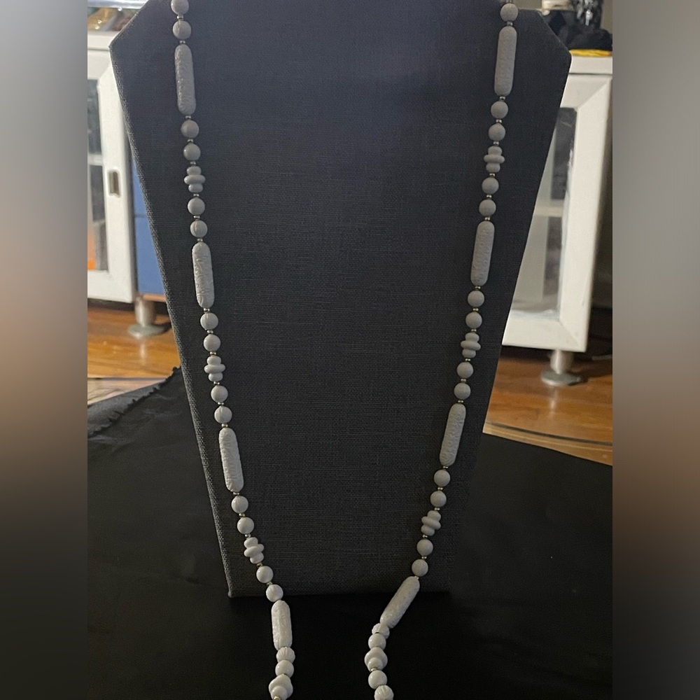 Sarah Coventry White Bead Necklace With Smooth & Textured Floral Design 40” Long